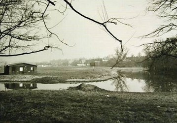 <p>Ongedateerde foto van het open gebied achter de Slingerboschgracht. Het terrein direct achter de gracht was in gebruik als 'schoolspeelveld', daarnaast had ook de padvinderij hier een klein onderkomen. </p>

